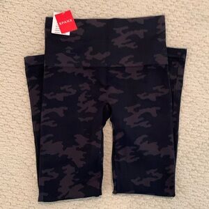NWT Spanx Black Camo Leggings. Size M.